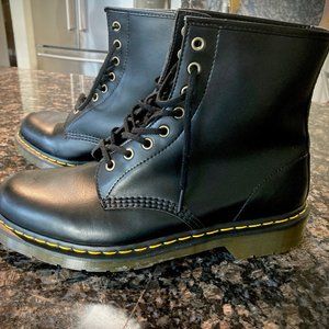 DR. MARTEN'S BOOTS 14045 AIR WAIR VEGAN